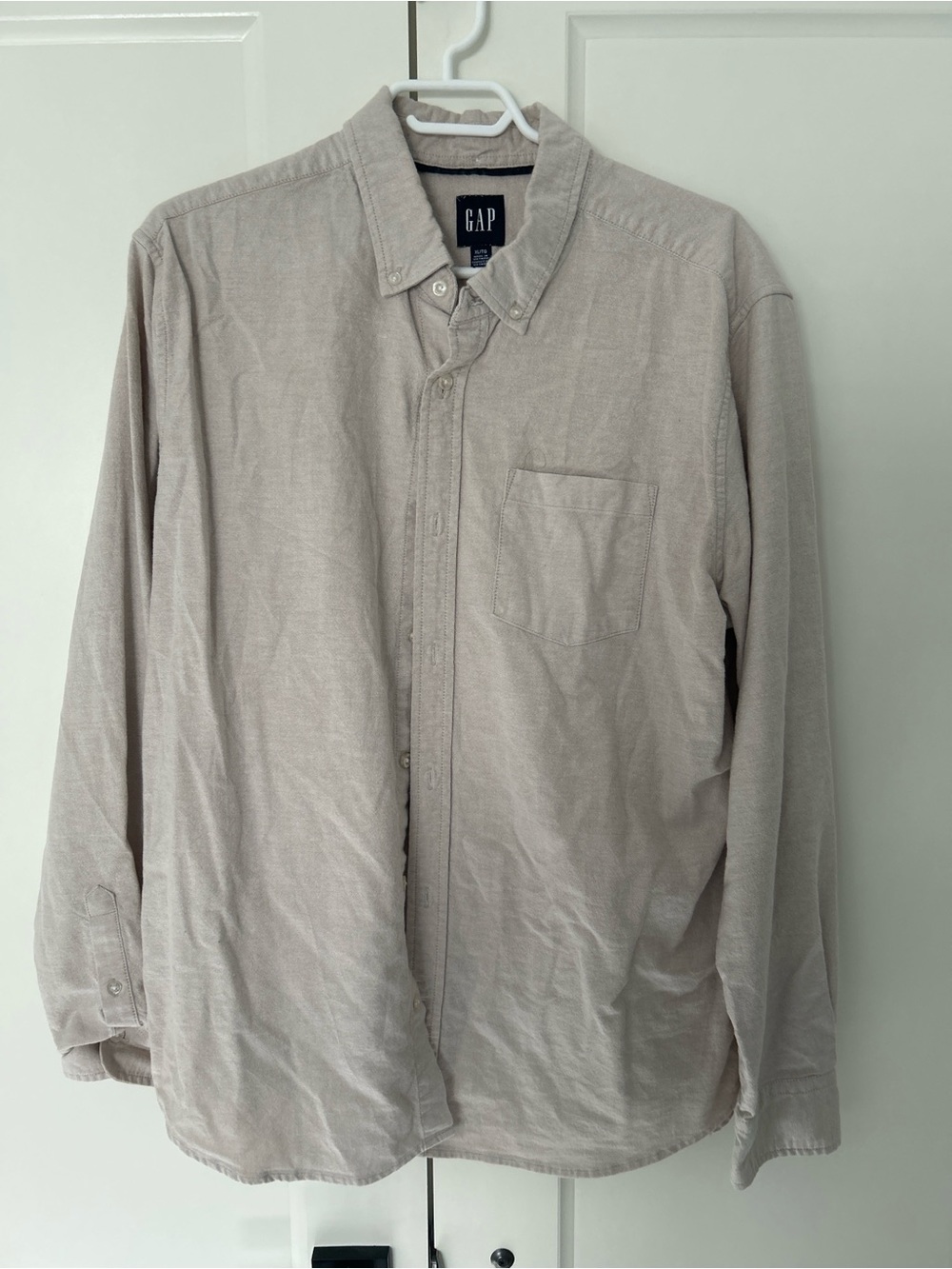 GAP Men’s Long-Sleeve Button-Down Shirt in Light Taupe